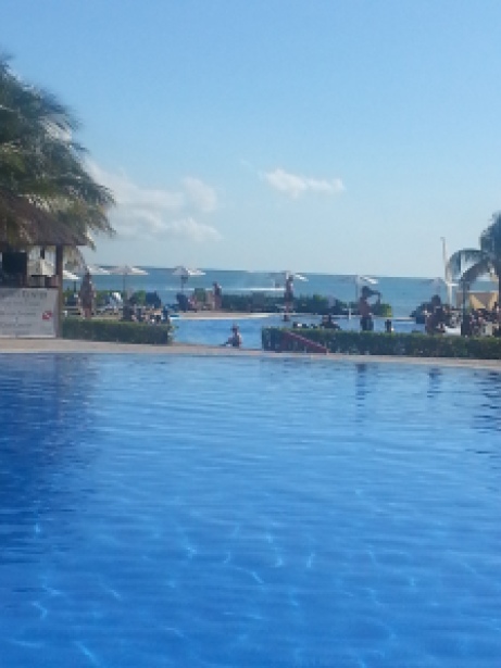 Vista da piscina no hotel, um degrade de azul. Piscina, piscina e mar. Playa del Carmen - México, 2014, por LP