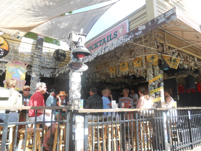 Bar inusitado em Key West, turistas deixam dólares colados nas paredes e teto. 2014, por LP